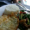 คะน้าหมูกรอบราดข้าว
