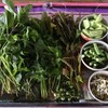 ผักเหนาะจังหู้(ผักสด)  ผักลวก  ผักดอง ยำมะม่วง พริกป่น พริกทอด ไข่ต้ม 