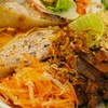 เฝอแห้งยำ มุมป่อเปี๊ยะทอด และหมูย่าง