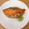 ข้าวผัดกระเทียมแซลมอน 120 บาท