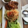 ส้มตำขาหมูทอด