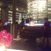 พื้นที่ร้านเป็นคล้ายๆวงกลม บริเวณกึ่งกลางเป็นที่เก็บนำ้แร่ จากหลายที่ทั่วโลก