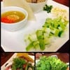 แหนมเนือง (บน) เย็นตาโฟ (ล่างซ้าย) และผักสดๆ (ล่างขวา)