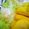 มะม่วงอกร่องและน้ำดอกไม้ กับข้าวเหนียวราดน้ำกะทิ