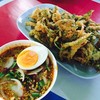 ยำผักบุ้งทอดกรอบ