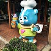 ตุ๊กตาหมีสีฟ้าสัญลักษณ์ของร้าน