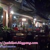 โต๊ะนั่งริมชานด้านนอกรับลมทะเล
