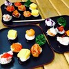 ซูชิ หยิบใส่จาน แล้วมาจ่ายเงิน แล้วก็กิน