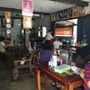 บรรยากาศภายใน เจ้าของร้านเดินทักทายลูกค้า