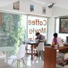 บริเวณด้านบน มีโต๊ะเก้าอี้ให้นั่งจิบกาแฟ ทำงาน อ่านหนังสือได้เพลินๆ