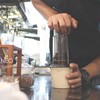 บาริสต้ากำลังชงกาแฟสูตรใหม่ให้ชิม โดยใช้วิธีการแบบ aeropress