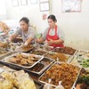 ร้านนี้มีกับข้าวเยอะมากๆ ตักกับข้าวรวดเร็วดี แค่เลือกกับข้าวดีๆ ไม่งั้นช๊อคราคา
