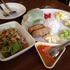 แหนมเนืองจานเด็ด พร้อมยำหูหมูกรุบกรอบ