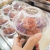 ในร้านมีขนมชั้นรูปกุหลาบ น่ากินมาก อร่อยมาก ซื้อกลับไปกินอีก1กล่องเลย