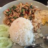 ผัดกระเพราราดข้าว
