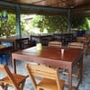 ที่นั่งด้านข้างร้าน