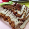 หมูกรอบกับหมูกระเทียม เป็นร้านไม่มีชื่อร้านแต่ทำอร่อยไม่แพ้ร้านดังๆ