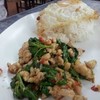 หมูสับกระเพราโป๊ะด้วยไข่ดาว กระเพรามาแบบแห้งๆขลุกขลิกเล็กน้อยน่ากินมากๆ