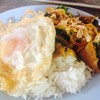 ข้าวราดแกงโฮ๊ะ ไข่ดาว ฿30.-