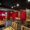 บรรยากาศชั้นสองของร้านเน้นมีความเป็นส่วนตัวด้วยม้านสีแดง