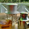 ชุดกาแฟเวียดนาม ด้า่นบนสีเงินๆนั่นเป็นเครื่องชงกาแฟที่มีผงกาแฟเวียดนามบรรจุไว้