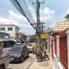 เข้ามาในซอยจะเห็นป้ายร้านค่ะ :)