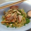 บะหมี่ เกี๋ยว แห้ง หมูแดง  ปู ๓๕ บาท