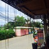 ร้านจะอยู่ตรงข้ามโซนขายของ