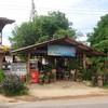 หน้าร้านเจ๊ศรี ที่นั่งร่มรื่นเย็นสบาย