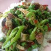 กระเพราหมูกรอบไข่เยี่ยวม้า