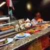 ที่นั่งบริเวณสายพานตรงกลางร้าน