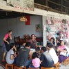 นั่งทานกันเต็มร้านเลย