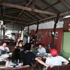 บรรยากาศจากโต๊ะ นายสุดมองกลับไปที่หน้าร้านนะคะ