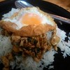 กระเพราไก่ไข่ดาว