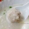 หมูสับปรุงรส ปั้นเป็นลูกกลม แต่ไม่ตีอัดแน่นจนเป็นหมูเด้ง