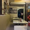 ผนังร้านติดป้ายประกาศไว้เพียบ