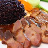 ข้าวไรซ์เบอร์รี่หมูอบซอสฮ่องกง (85 บาท)