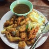 ข้าวไก่ทอดราดซอสมะขาม + ไข่ดาว (40 บาท)