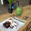 ชาเขียวเย็น กับบราวนี่เสิร์ฟคู่กับไอศกรีมและวิปครีม