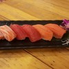 ซูชิคำโตๆ หน้าแซลมอนรมควัน60.- ทูน่า70.- แซลมอน50.- ต่อ2ชิ้น