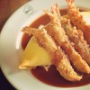 ข้าวห่อไข่หน้ากุ้งทอดราดซอสเดมิกลาส