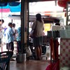 คนยังเต็มหน้าร้านเหมือนเดิม