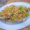 ปลาจาระเม็ดทอดกระเทียม