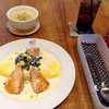 ข้าวห่อไข่หน้าแซลมอนย่าง ผักโขมและข้าวโพด ราดครีมซอส