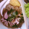 หมี่ขาวต้มยำน้ำใส Topping ปลาหมึกและเกี๊ยวปลา