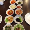 เครื่องเคียง. มีนำ้จิ้มหมูย่างบนมา. กับหอมซอยของหมูย่าง