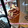 dark chocolate แบบโคน โรยหน้าด้วยอัลมอนด์และผง chocolate