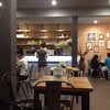 สั่งและจ่ายเงินที่เคาน์เตอร์ พนักงานจะเอามาเสริฟที่โต๊ะ