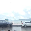 บรรยากาศหน้าร้านกับทะเลช่วงฝนตก