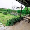ที่นั่งมีทั้งoutdoor และส่วนห้องแอร์ด้วยครับเสียดายตอนผมไปฝนกำลังตกเลย